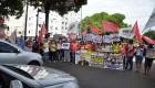 Servidores administrativos da educação realizam protesto