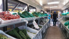 Ônibus Saladão comercializa hortifruti cultivados pelos projetos de agricultura familiar