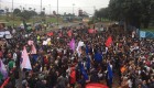 Manifestantes ocupam avenida Costa e Silva em protesto contra cortes no orçamento da UFMS e IFMS