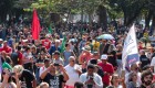 Manifestações em defesa da educação reúnem estudantes e servidores na praça Ary Coelho