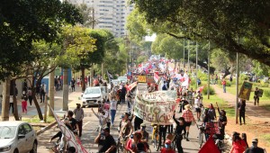 População ocupa Avenida Afonso Pena em manifestação contra o Governo Federal