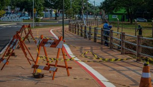 Calçada em frente ao Lago do Amor apresenta desnível após teste técnico e conclusão da obra