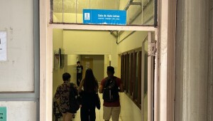 Professor do curso de Letras da UFMS ministra aula ao ar livre por falta de salas disponíveis