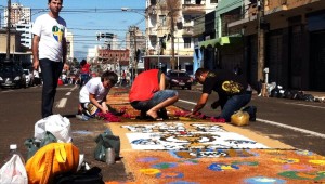 Celebração de Corpus Christi reune católicos no centro de Campo Grande