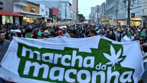 Marcha da Maconha reúne centenas de jovens em Campo Grande