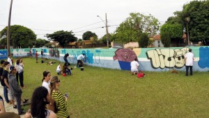 Grafiteiros pintam muro de escola pichada