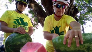 Ciclistas realizam manifestação com melancias na cabeça