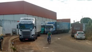 Caminhões atrapalham trânsito em bairro residencial