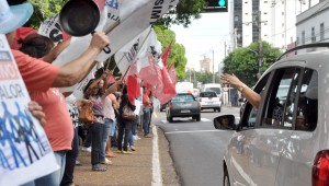Servidores administrativos da educação realizam protesto