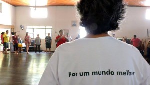 Aulas de biodança atraem população e ajudam os alunos a superarem dificuldades pessoais