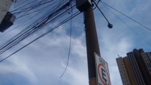 Fiação desprende de poste de energia e moradores temem choque