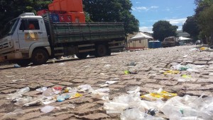 Lixo nas ruas após o Carnaval atrai catadores de recicláveis