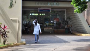 Uso de jaleco fora do Hospital Universitário causa risco à saúde dos pacientes