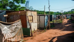 Moradores do “Morro do Mandela” temem reintegração de posse