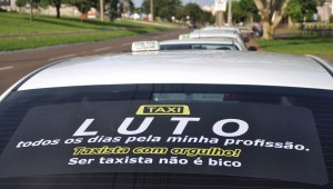 Taxistas de Campo Grande protestam contra Uber