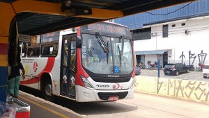 Motoristas de ônibus paralisam serviço em revindicação por reajuste salarial