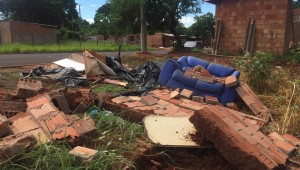 Prefeitura derruba casas construídas por famílias em terreno público