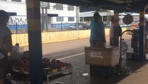 Vendedores ambulantes protestam por melhores condições de trabalho nos terminais da Capital