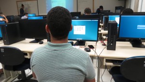 Alunos do Ensino Médio participam de curso introdutório sobre programação para celular