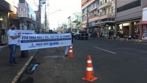 Campanha ocupa vagas de estacionamento com cadeiras de rodas