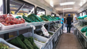 Ônibus Saladão comercializa hortifruti cultivados pelos projetos de agricultura familiar