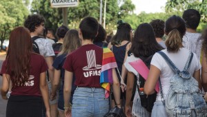 Acadêmicos da Universidade Federal de Mato Grosso do Sul realizam protesto contra casos de ameaças