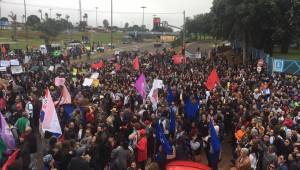 Manifestantes ocupam avenida Costa e Silva em protesto contra cortes no orçamento da UFMS e IFMS