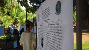 Estudantes e professores da UFMS realizam aula pública sobre Ciências Humanas na Praça Ary Coelho