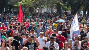 Manifestações em defesa da educação reúnem estudantes e servidores na praça Ary Coelho