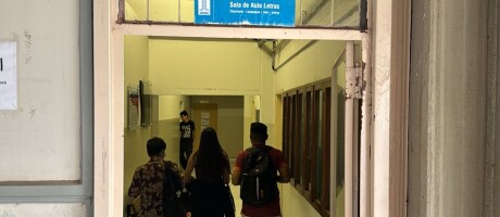 Professor do curso de Letras da UFMS ministra aula ao ar livre por falta de salas disponíveis