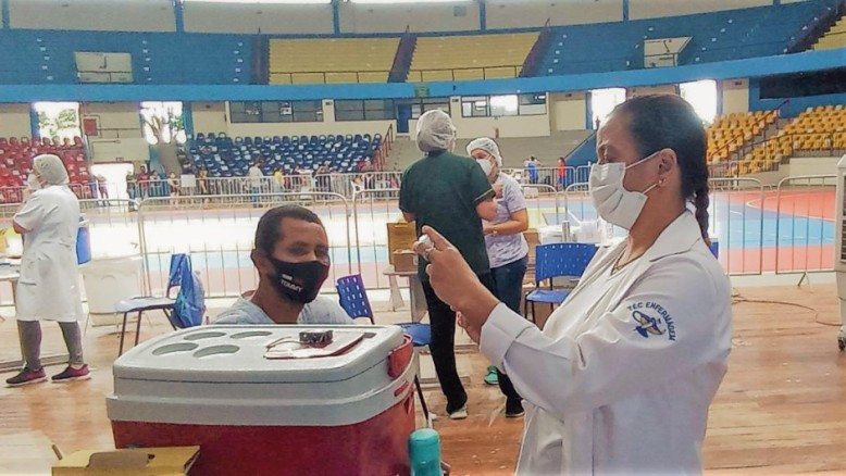 Os pontos de vacinação no parque Ayrton Senna, Albano Franco, Cassems, UCDB, Guanandizão e IMPCG vão funcionar até às 22h