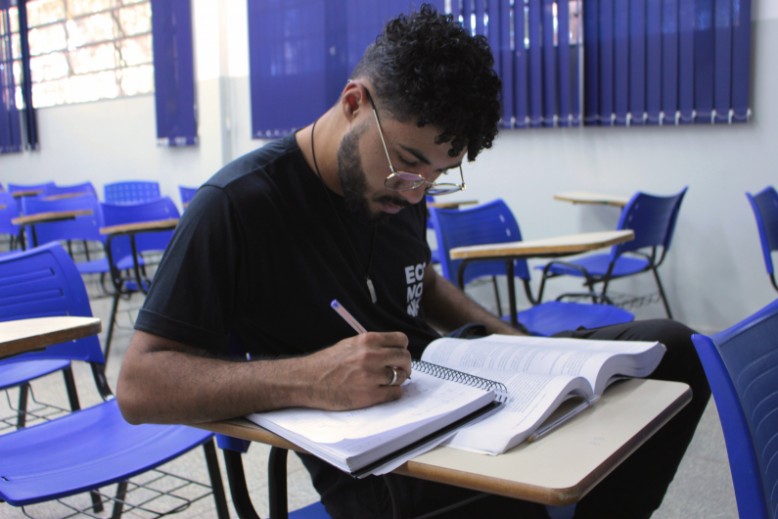 O acadêmico Bruno Moura utiliza técnicas personalizadas de estudo para enfrentar as dificuldades causadas pelo TDAH.