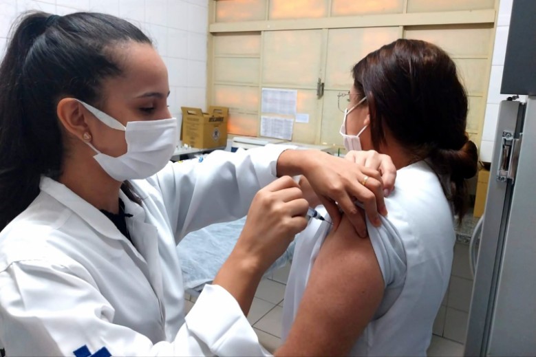 A vacinação contra a Covid-19 passará a ser anual para grupos prioritários, como crianças, idosos, gestantes e profissionais da saúde em 2024