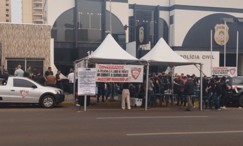 Policiais Civis protestam em frente à Delegacia de Pronto Atendimento Comunitário, DEPAC