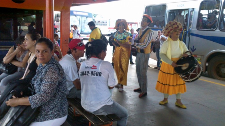 Grupo teatral ChicoMaria se apresenta no terminal Bandeirantes