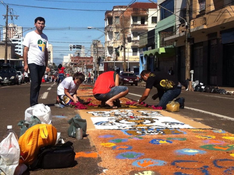 Católicos confeccionam tapete na data de Corpus Christi