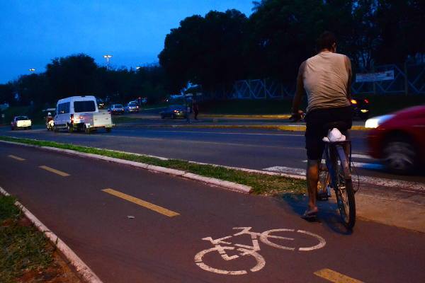 A ciclovia presente na Av. Costa e Silva liga-se à Av. dos Cafezais.