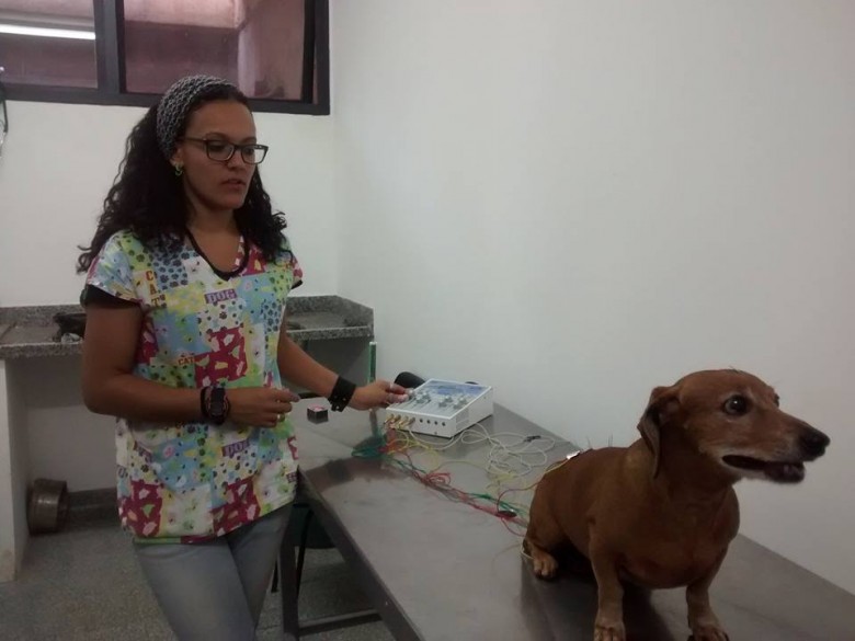 Residente Pamella Karina realiza uma sessão de acupuntura