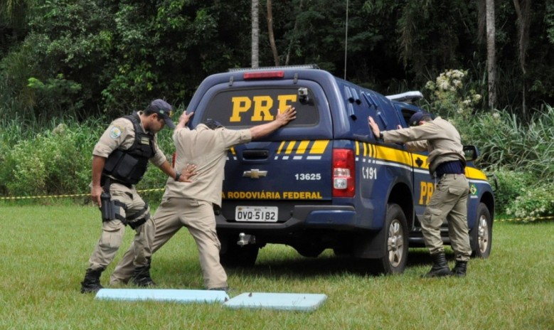 Agentes da PRF em treinamento para apreensão de drogas nas rodovias.