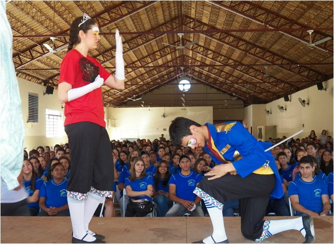 Apresentação do grupo de teatro EnCena em ação pelo projeto SPE