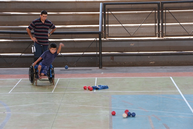 Paratleta realiza aquecimento antes da prova de bocha adaptada
