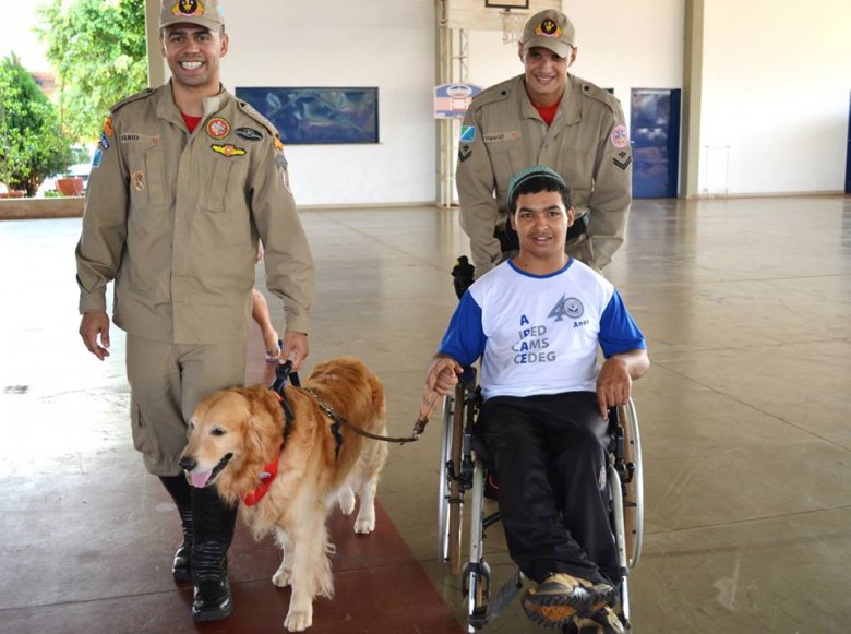 Bombeiros realizam a terceira sessão de terapia com alunos da Apae