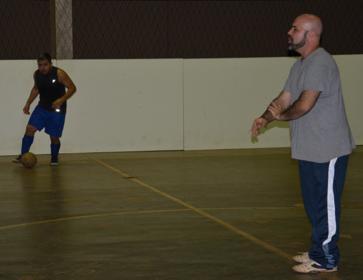 O instrutor Luís Ávila no treino técnico da equipe de futsal para cegos do Ismac