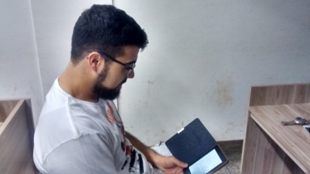 O estudante Alexandre Real é um dos adeptos de aparelhos eletrônicos para realizar leituras.