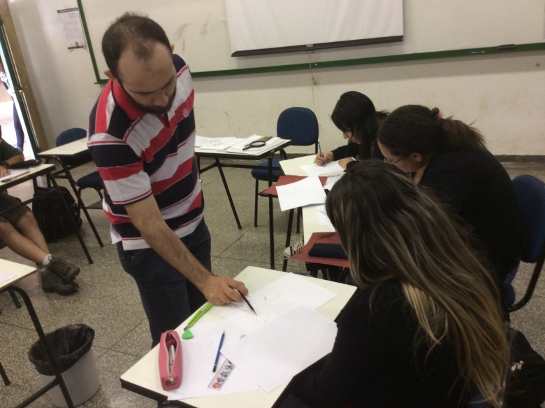 Professor Dione Calado auxilia alunos durante curso na UCDB