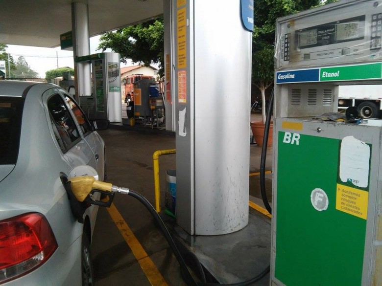 Motorista deve abastecer seu veículo até a trava automática