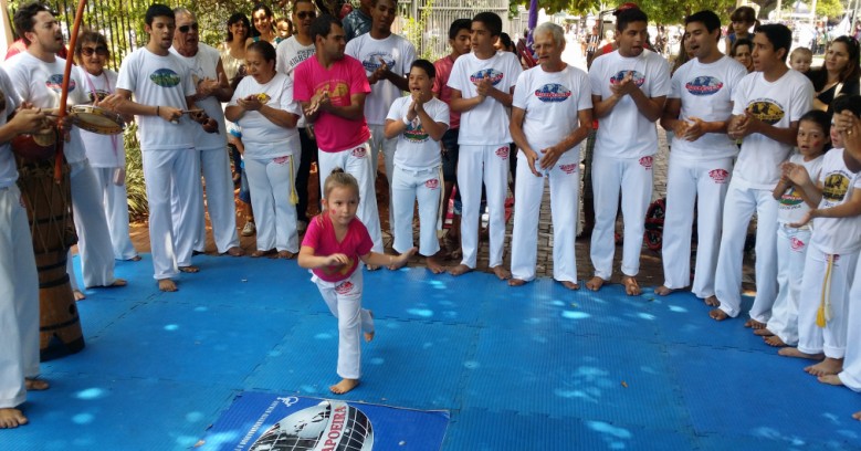 Grupo Abadá Capoeira apresenta roda de capoeira na Praça Ary Coelho