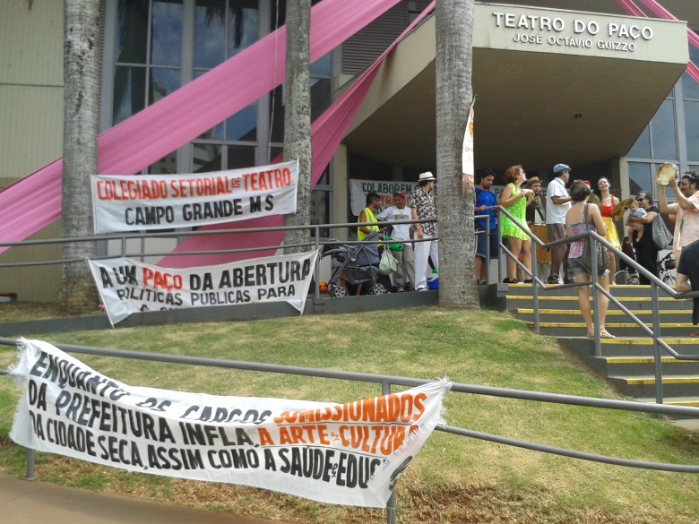Grupos de teatro se reúnem em ato que reivindica mais cultura