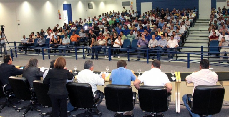 Cerca de 300 taxistas participaram da audiência