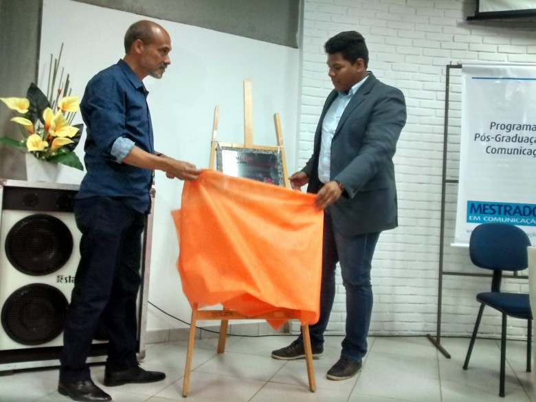 O professor Edson Silva e o diretor do Sindjor-MS, Tonni Balejo, descerraram a placa de homenagem